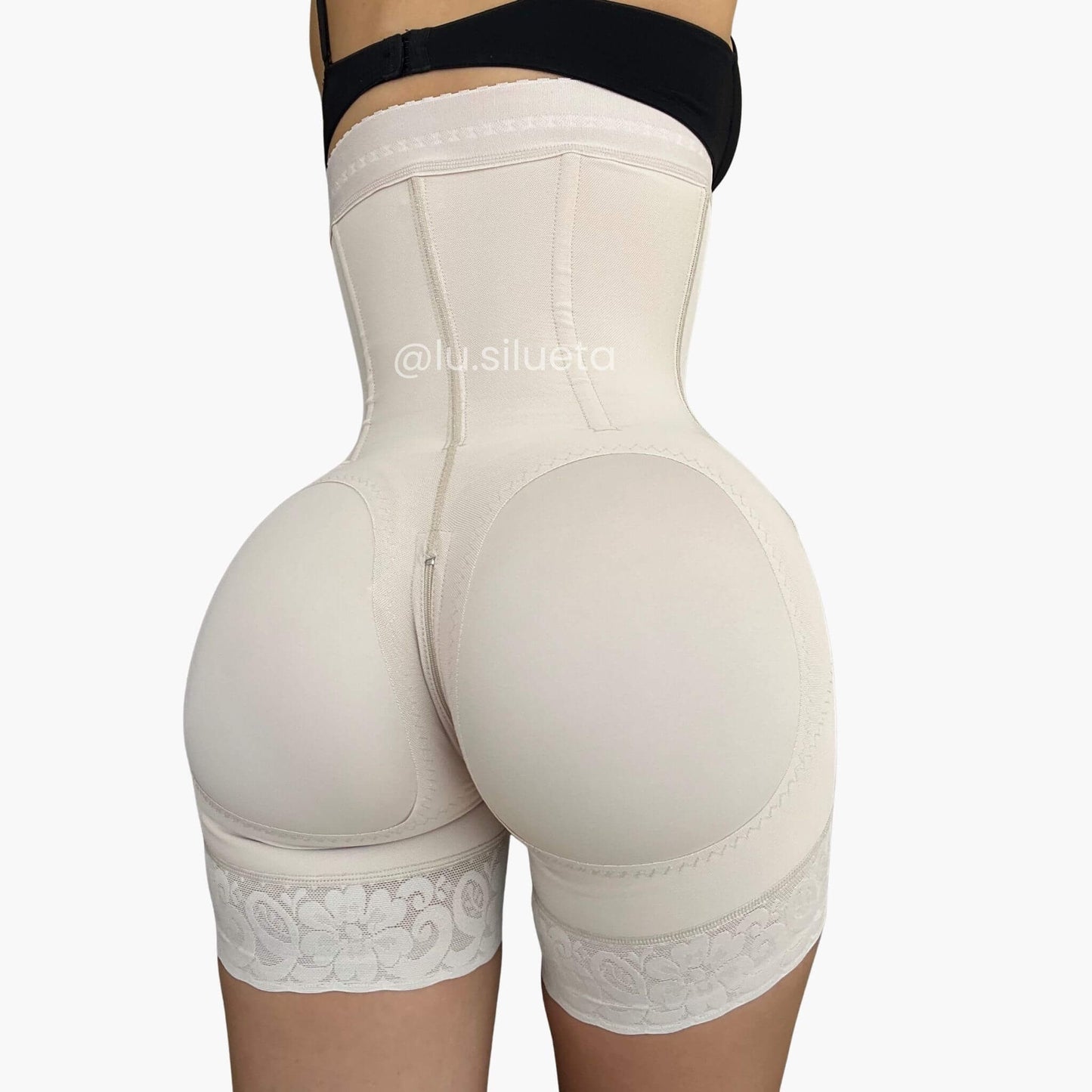 Faja Strapless cachetera con varillas, levanta cola, 4 niveles de ajustes.