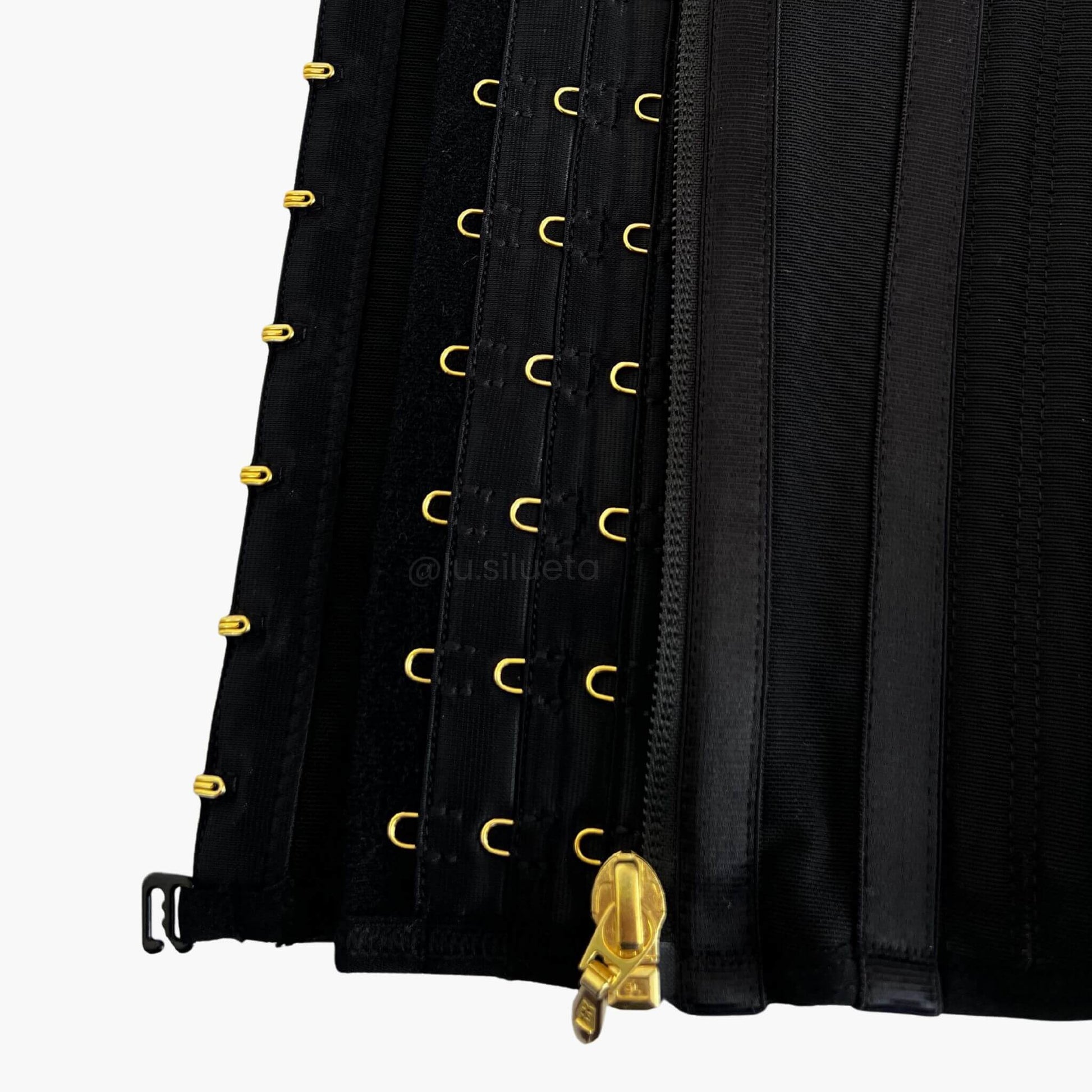 BROCHES Y CREMALLRA DORADA, ESTILO LUXURY PARA NUESTRA LINEA SILUETA EXTREMA